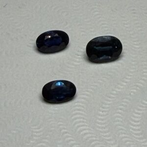Set of three sapphires, loose, oval cut, totalling 0.47 carats, genuine.